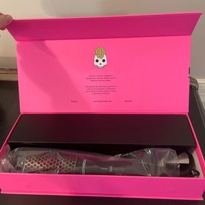 AMIKA BLOWOUT BABE BRAND NEW! NEVER BEEN OPENED!!